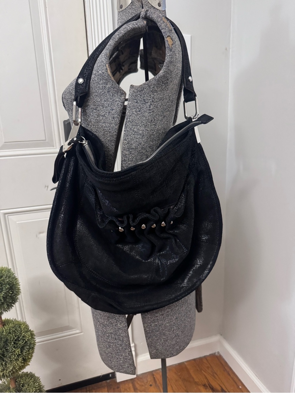 Women’s Black B Makowsky Silver Hardware Shiny Leather Hobo Handbag EUC